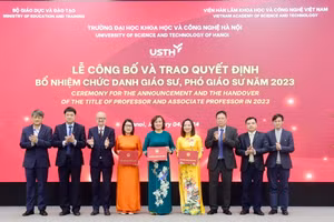 Tân GS Đinh Thị Mai Thanh (áo dài xanh), PGS Mai Hương (áo dài đỏ) và PGS Nguyễn Thị Kiều Oanh (áo dài vàng) nhận quyết định bổ nhiệm chức danh GS, PGS.