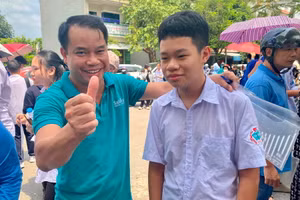 Phụ huynh đồng hành cùng thí sinh.