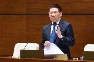 Bộ trưởng Bộ Tài chính Hồ Đức Phớc trả lời chất vấn, sáng 18/3.
