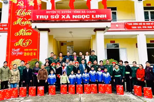 Học viện Kỹ thuật quân sự tặng quà cho gia đình chính sách, đặc biệt khó khăn và học sinh nghèo vượt khó.