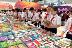 Học sinh Hà Nội tham quan triển lãm sách giáo khoa Việt Nam và các nước năm 2022.
