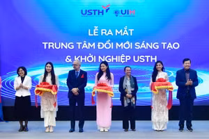 Lễ cắt băng chính thức ra mắt Trung tâm Đổi mới sáng tạo và Khởi nghiệp của Trường ĐH Khoa học và Công nghệ Hà Nội.