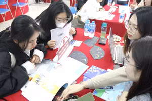 Học sinh tìm hiểu về các chương trình đào tạo của Trường ĐH Hà Nội.