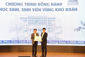 Các cơ quan, đơn vị, cá nhân tham gia ủng hộ Quỹ đồng hành học sinh, sinh viên vùng khó khăn của Trường ĐH Sư phạm Hà Nội tối 12/1.