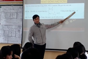 Thầy Trần Văn Tỏ - Tổ trưởng tổ Toán Tin, THPT Đức Hợp (Hưng Yên) trong giờ lên lớp. Ảnh: NVCC.