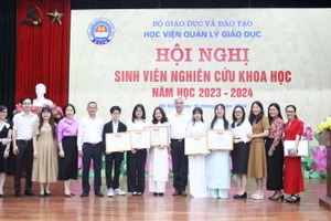 PGS.TS Trần Hữu Hoan – Phó Giám đốc Học viện Quản lý giáo dục và các giảng viên chúc mừng sinh viên được vinh danh khen thưởng trong nghiên cứu khoa học.