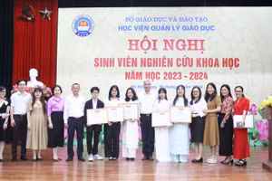 PGS.TS Trần Hữu Hoan – Phó Giám đốc Học viện Quản lý giáo dục và các giảng viên chúc mừng sinh viên được vinh danh khen thưởng trong nghiên cứu khoa học.