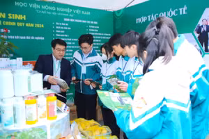 Học sinh THPT tìm hiểu về các ngành/nhóm ngành đào tạo của Học viện Nông nghiệp Việt Nam.