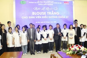 Sinh viên Khoa Điều dưỡng khóa 27 của Trường ĐH Kinh doanh và Công nghệ Hà Nội được khoác áo Blouse trắng cho sinh viên đi thực hành tại bệnh viện.