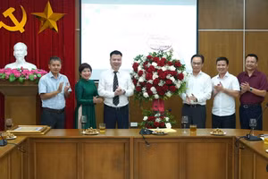 Thứ trưởng Bộ GD&ĐT Hoàng Minh Sơn (thứ 3 từ phải qua) tặng hoa, chúc mừng tập thể Báo Giáo dục & Thời đại nhân kỷ niệm 99 năm Ngày Báo chí cách mạng Việt Nam.