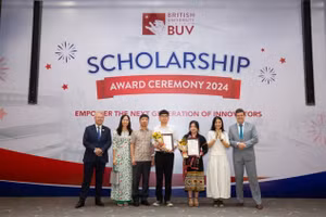 Ốc Thị Quỳnh Anh (thứ 3 từ phải qua trái) và và Hoa Quốc Phong (thứ 4 từ trái qua qua) là hai chủ nhận của Học bổng Trái tim sư tử.