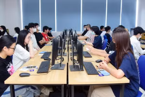 Thí sinh tham dự vòng thi kiến thức trên máy - Kỳ thi đánh giá năng lực năm 2023 của Trường ĐH Khoa học và Công nghệ Hà Nội. Ảnh: NTCC.