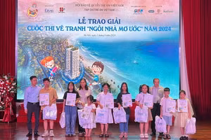 Các thí sinh được trao giải nhất.