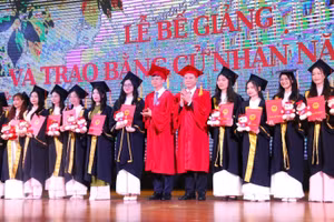 Chủ tịch Hội đồng trường Nguyễn Văn Hiền, PGS.TS Nguyễn Đức Sơn - Hiệu trưởng Trường ĐH Sư phạm Hà Nội cùng trao bằng tốt nghiệp cho các sinh viên xuất sắc năm 2024.