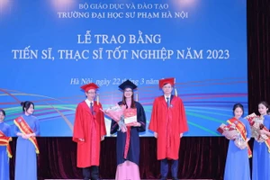 GS.TS Nguyễn Văn Minh (bên trái) và PGS.TS Nguyễn Văn Hiền - Chủ tịch Hội đồng Trường ĐH Sư phạm Hà Nội trao bằng tiến sĩ cho các học viên.