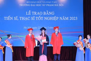 GS.TS Nguyễn Văn Minh (bên trái) và PGS.TS Nguyễn Văn Hiền - Chủ tịch Hội đồng Trường ĐH Sư phạm Hà Nội trao bằng tiến sĩ cho các học viên.