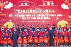 Trao tặng quà cho sinh viên Trường ĐH Công nghiệp Hà Nội.