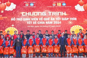 Trao tặng quà cho sinh viên Trường ĐH Công nghiệp Hà Nội.