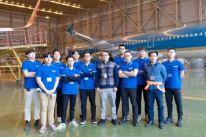 Sinh viên ngành Kỹ thuật hàng không, Trường ĐH Khoa học và Công nghệ Hà Nội đi thực tập.