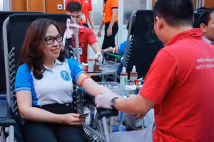 PGS.TS Nguyễn Thị Nhung – Hiệu trưởng Trường ĐH Mở Hà Nội tham gia hiến máu cứu người.