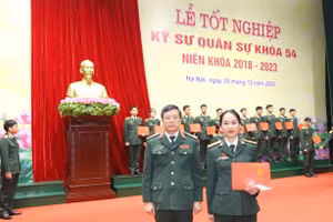 Thiếu tướng Trần Văn Thưởng - Bí thư Đảng uỷ, Chính uỷ Học viện Kỹ thuật Quân sự trao bằng tốt nghiệp cho Bùi Thị Thoa.