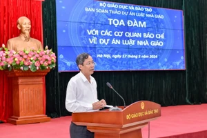 Ông Vũ Minh Đức báo cáo tại Tọa đàm.