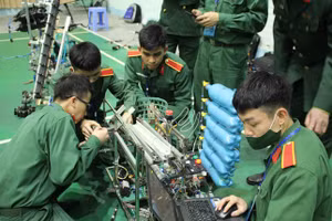 Một đội thi khẩn trương chuẩn bị cho trận đấu tiếp theo tại đêm chung kết Cuộc thi Robocon năm 2021. Ảnh: Báo Tiền phong.