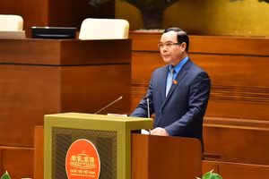 Chủ tịch Tổng Liên đoàn Lao động Việt Nam Nguyễn Đình Khang trình bày báo cáo tóm tắt Tờ trình về dự án Luật Công đoàn (sửa đổi) chiều 3/6. (Ảnh: Thủy Nguyên).