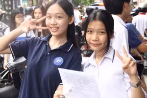 Thí sinh Nguyễn Khánh Hà (bên trái) tự tin với kết quả bài thi của mình.