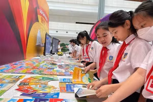 Học sinh tham dự sự kiện Trưng bày sách giáo khoa chương trình giáo dục phổ thông diễn ra tại Hà Nội năm 2022. Ảnh minh họa: ITN