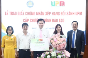 GS.TS Nguyễn Hữu Đức - Chủ tịch sáng lập Viện Đổi mới sáng tạo - UPM, nguyên Phó Giám đốc ĐH Quốc gia Hà Nội trao Giấy chứng nhận xếp hạng 5 sao cho các chương trình đào tạo.