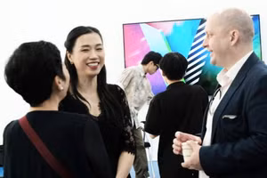 PGS.TS Yến Trần trao đổi với các chuyên gia, nhà khoa học trong và ngoài nước.