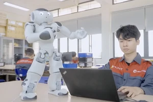 Sinh viên Khoa Cơ điện tử , Đại học Bách khoa Hà Nội cùng sản phẩm Robot Nao. Ảnh: Website nhà trường.