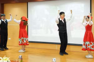 Sinh viên Trường ĐH Hà Nội biểu diễn điệu nhảy truyền thống của đất nước Bồ Đào Nha.