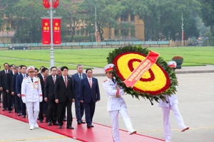 Vòng hoa của Đoàn mang dòng chữ: "Đời đời nhớ ơn Chủ tịch Hồ Chí Minh vĩ đại".