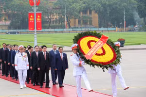 Vòng hoa của Đoàn mang dòng chữ: "Đời đời nhớ ơn Chủ tịch Hồ Chí Minh vĩ đại".