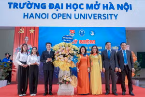 Lãnh đạo Trường ĐH Mở Hà Nội tặng hoa chúc mừng Hội Sinh viên nhà trường.
