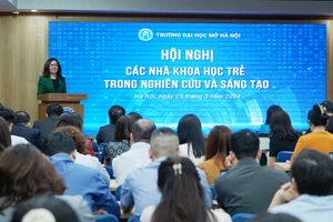 PGS.TS Nguyễn Thị Nhung – Hiệu trưởng Trường ĐH Mở Hà Nội phát biểu tại hội thảo.