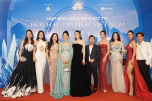 Buổi họp báo thu hút nhiều mỹ nữ tham gia.