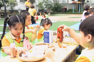 Trẻ tham gia hoạt động tạo hình sáng tạo.