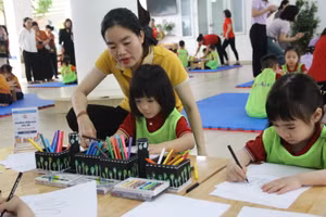 Cô -trò Trường mầm non Tây Hồ (Tây Hồ, Hà Nội)