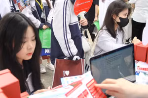 Học sinh tìm hiểu thông tin tại ngày hội tư vấn tuyển sinh, hướng nghiệp năm 2024.