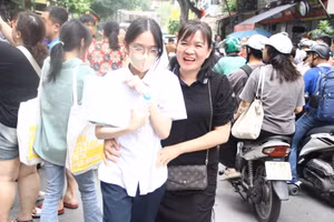 Ấm áp vòng tay cha mẹ đón con bước ra từ trường thi