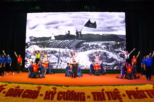 Tiết mục văn nghệ gợi nhớ đến chiến thắng lịch sử trong Chiến dịch Điện Biên Phủ.