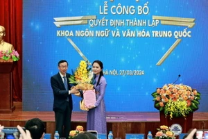 GS.TS. Nguyễn Văn Minh trao Quyết định thành lập Khoa Ngôn ngữ và Văn hóa Trung Quốc