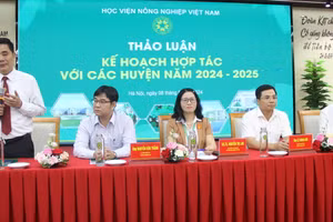 TS Cao Đức Phát - nguyên Bộ trưởng Bộ Nông nghiệp và Phát triển nông thôn cùng các chuyên gia, nhà khoa học của Học viện Nông nghiệp Việt Nam trao đổi tại hội nghị.