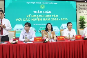 TS Cao Đức Phát - nguyên Bộ trưởng Bộ Nông nghiệp và Phát triển nông thôn cùng các chuyên gia, nhà khoa học của Học viện Nông nghiệp Việt Nam trao đổi tại hội nghị.