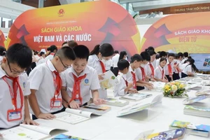 Học sinh tại Hà Nội tới tham quan triển lãm sách giáo khoa.