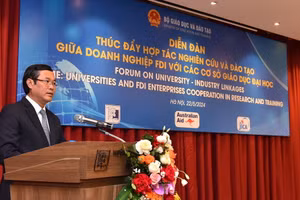  Thứ trưởng Bộ GD&ĐT Nguyễn Văn Phúc phát biểu tại Diễn đàn.