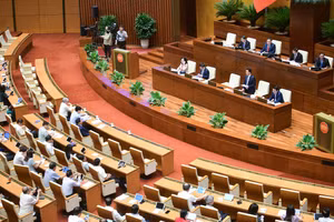 Bộ trưởng Bộ Tài nguyên và Môi trường Đặng Quốc Khánh trả lời chất vấn.